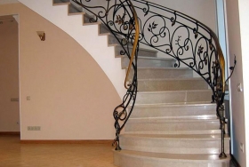 Дуговая монолитная лестница с пирилами