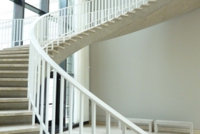 Белая классическая бетонная лестница