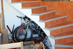 Дуговая бетонная лестница в гараж